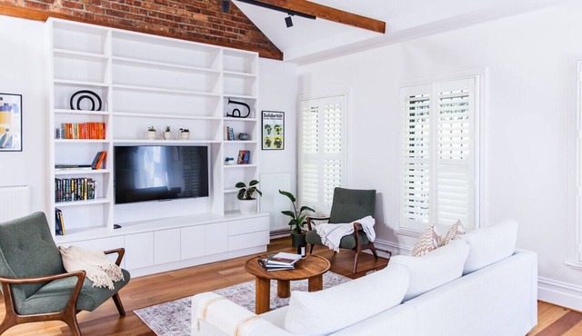 Napoleon, 2 min to Gertrude St