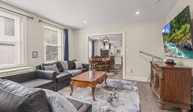 Narberth 3BR: King Bed, Garage, EV Charger, Gym, Yard, AC, Laundry, Walk to Rail