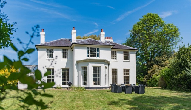 Nares House - a holiday let that sleeps 14 guests in 6 bedrooms