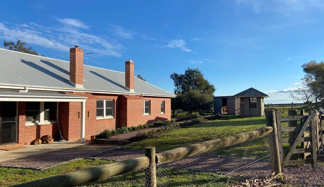 Naringal Station - Shearer's Quarters Farmstay - Huge Farmhouse for 18 people!