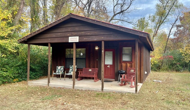 nArkansas Traveler #4 walk to square in Mountain View 2-room cabin New to Vrbo