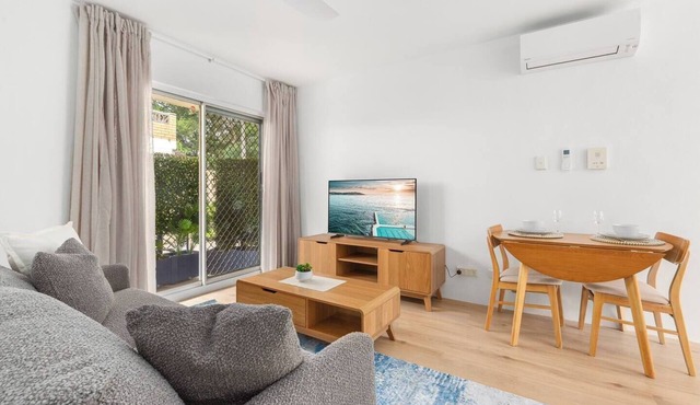 Narrabeen Nook Easy Living between Beach and Lagoon