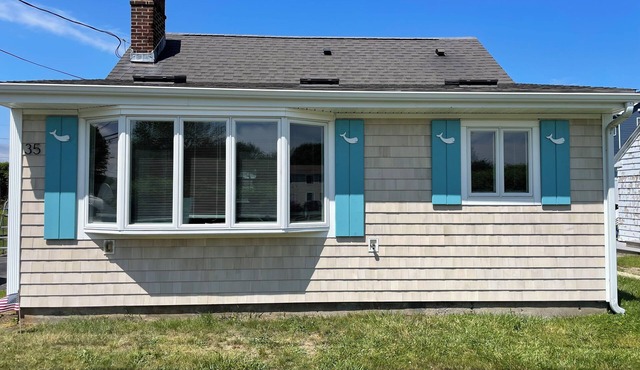 Narragansett Beach Cottage 900ft from the Beach!