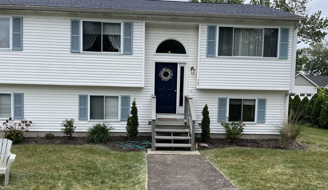 Narragansett Bonnet Shores Vacation Rental 5 Bed 2 bath CentralAir on main level