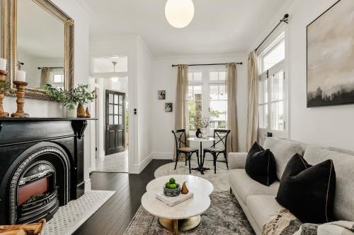 Narraweema Guesthouse - Historic Luxury BnB Retreat