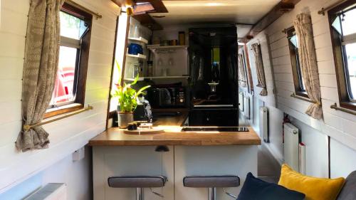 Narrowboat Dancing Queen