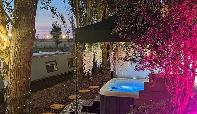 Narrowboat With Hot Tub, Spa, Cruising And More