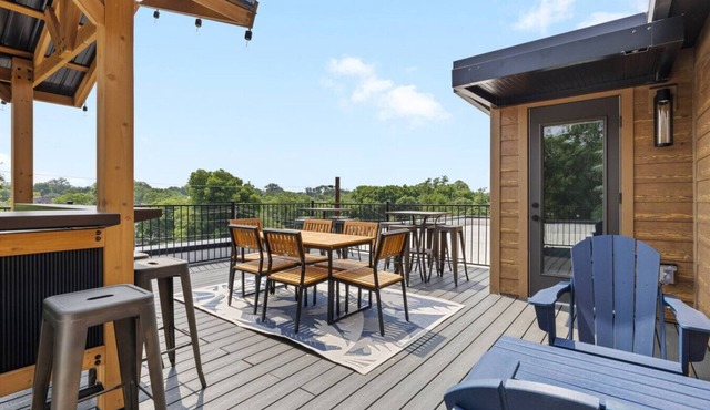 NASH Bach Pad 3-Bedroom Penthouse near Downtown Nashville (Sleeps 12)