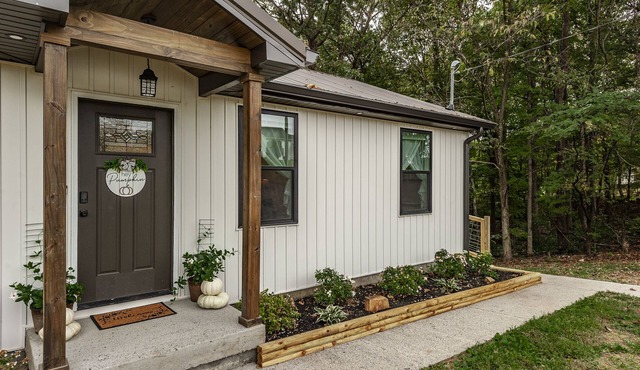 🤠Nash-Burg Cottage CLOSE to NASHVILLE, Feels and Looks like Gatlinburg- Fire Pit