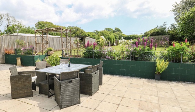 NASH LODGE, pet friendly, country holiday cottage in Pembroke