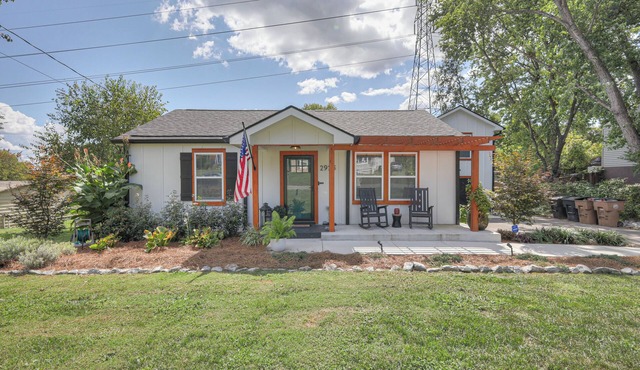 Nashville Carriage House - Charming comfy 4BR, 3BA w hot tub, firepit and albums