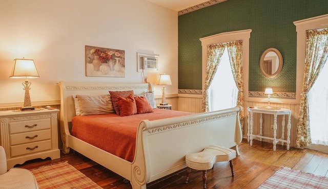 Nashville charm, Suite#1 is located steps from shops, restaurants. Pet friendly!