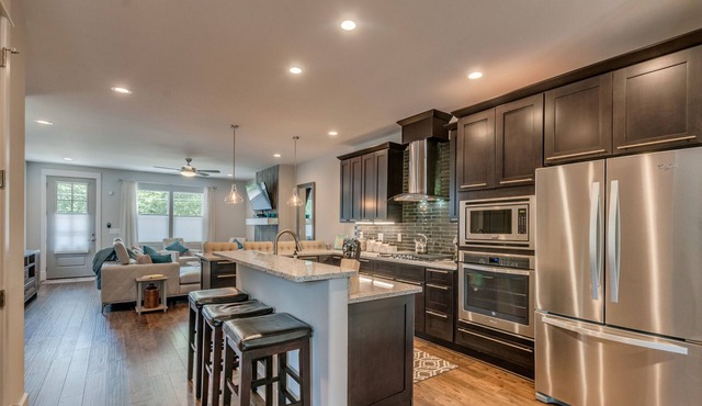 Nashville Downtown Luxury! 2mi to Broadway. Private Free Parking. Pet Friendly