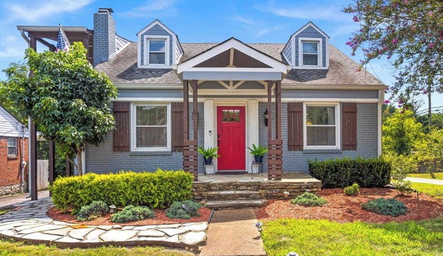 Nashville Gem Near Opry & DWTN with plenty of parking & Large Relaxing Deck