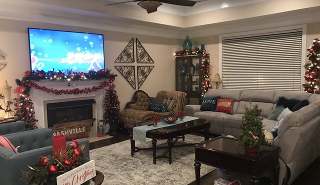 Nashville Get-away, Beautifully furnished, large home, 15 min to downtown Nash!