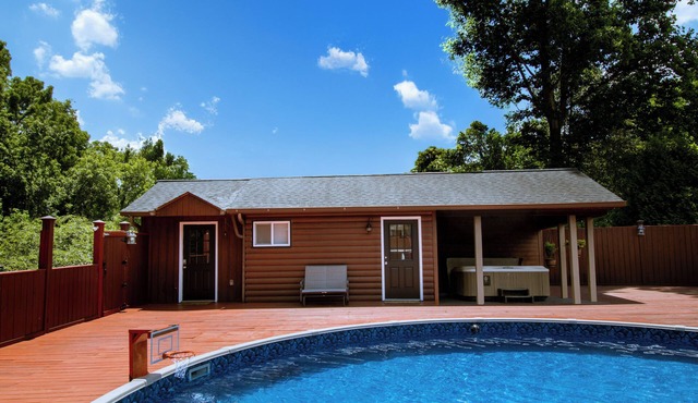 Nashville Guesthouse Oasis with Pool, HotTub & Nature Retreat – 15 Mins to DWTN