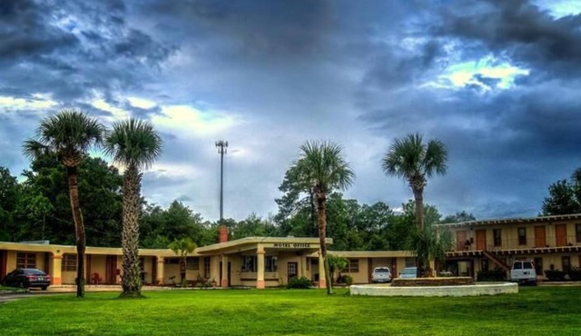 NASSAU HOLIDAY MOTEL