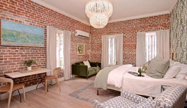 Natchez Charm | 1/1 | Full Kitchen, King Bed, 2 Blocks from Mississippi River