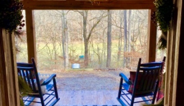 Natchez Hideaway ~ Rustic Cabin on 50 acres outside Nashville near Leipers Fork