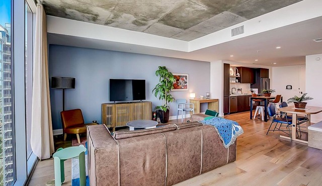 Natiivo 19th flr condo w/amazing lake-view balcony, rooftop pool, gym