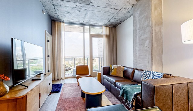 Natiivo Austin condo with lake-view balcony, pool & gym