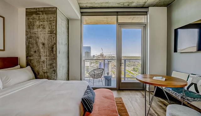Natiivo Austin studio - lake & skyline-view balcony, pool & gym - dogs OK