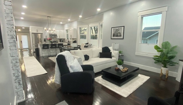 Nattie The Contemporary Craftsman -Spacious & Cozy- Close to Medical Facilities