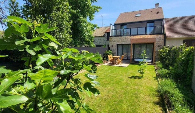 Natural Design Lodge in Milly-La-Forêt with Jacuzzi