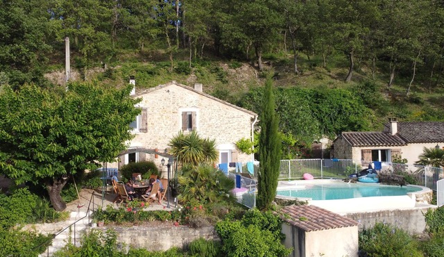 Natural stone house in a picturesque secluded location in the Dentelles nature reserve