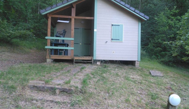 Nature and lake chalet in a residential leisure park with swimming pool