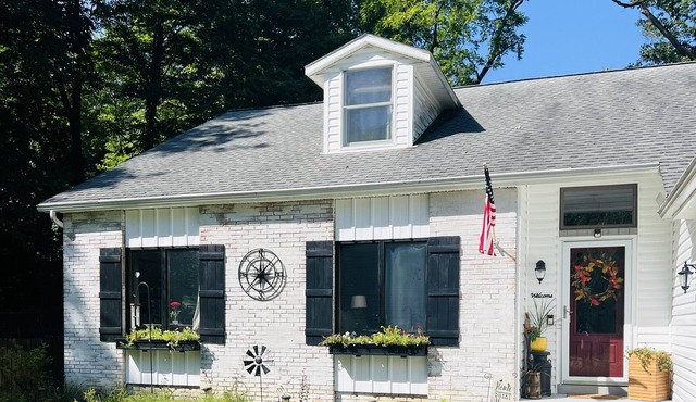 Nature and Wine Lover’s Paradise—5BR Home with Hot Tub, Sauna & Creek.