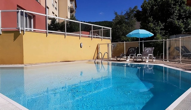 Nature at Your Doorstep! Pets Allowed, Seasonal Swimming Pool!