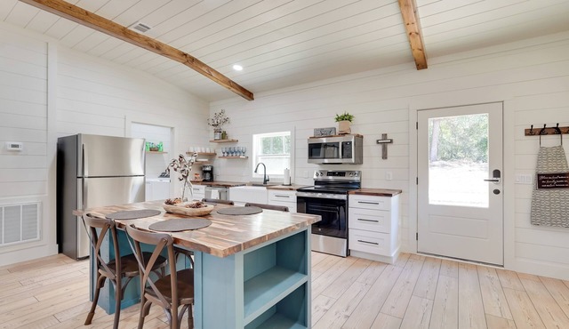 Nature-centric Retreat! Newly Built Millen Cottage