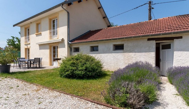 Nature cottage by the Saône, perfect for anglers, pets allowed
