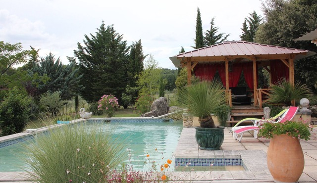 Nature cottage with pool and private garden in Flayosc