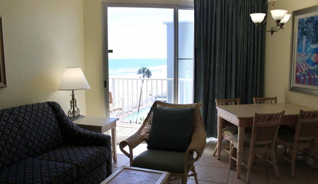 Nature Escape! 4 Beautiful Units w/Kitchen, Beachfront, Surfing, Pool