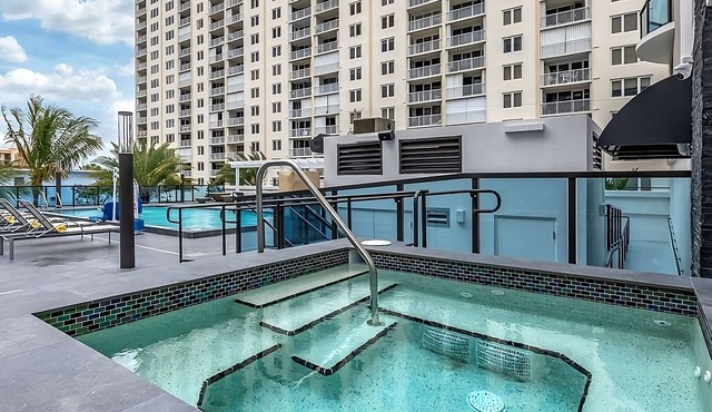 Nature Escape! Walk to the Beach! Spacious Unit, Pool