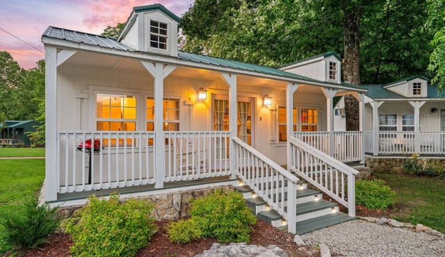 Nature-Focused Getaway | Creekside Studio w/Modern Comforts & Free Ticket Perks!