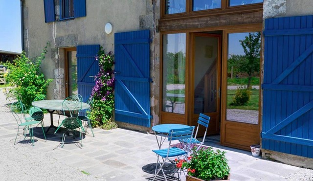 Nature getaway at Les Chênes, family lodge with shared pool