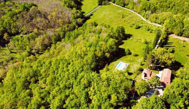 Nature gites for groups, 14 people, 7 bedrooms, 4 bathrooms, with swimming pool on 8 hectares of parkland