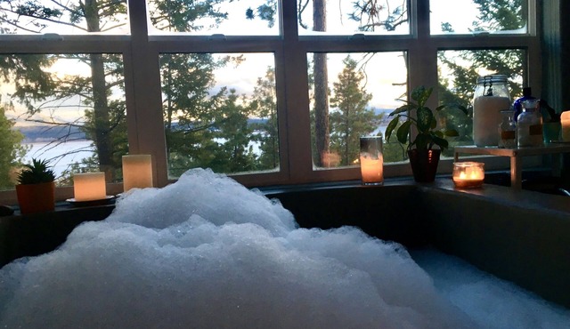 Nature House: Peaceful and Romantic - Tub for Two, Sauna, Flathead Lake views