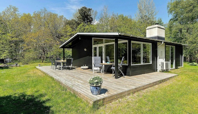 Nature-immersed cottage by Camønoen on Møn
