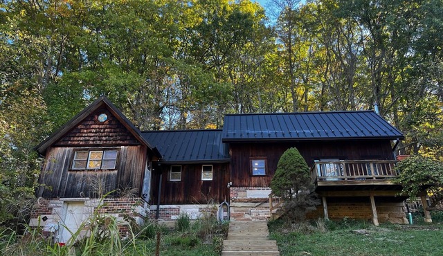 Nature Lover’s Cabin Retreat - private 24 acres w/trails and pond!