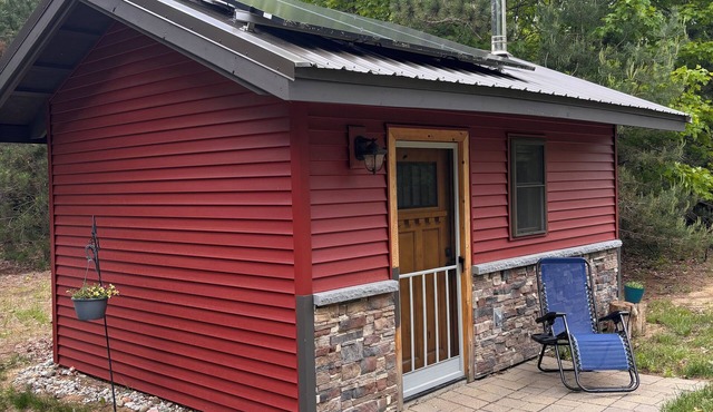 Nature Lover’s Paradise. Tiny 1 room cottage on Bunnifer Farms. Pet friendly