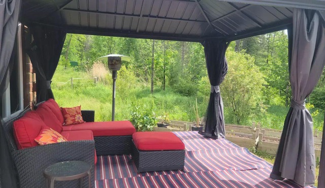 Nature lover’s retreat in the forest. Near hiking, skiing, swimming, etcn
