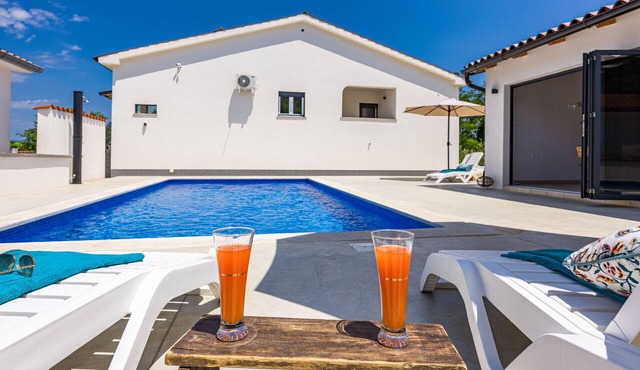 Nature Lovers Retreat - Casa Irena with Pool