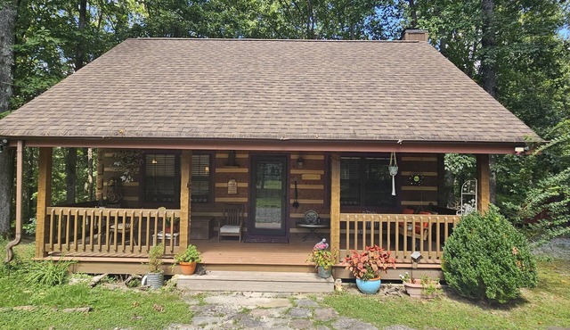 Nature Lovers Paradise- Rustic Cabin on 2 acres with a creek!