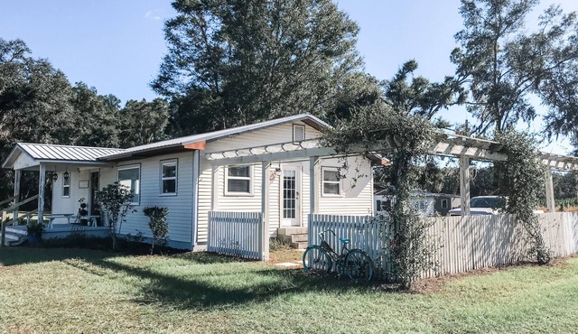 Nature + Music + Town - Cozy Farmhouse Retreat