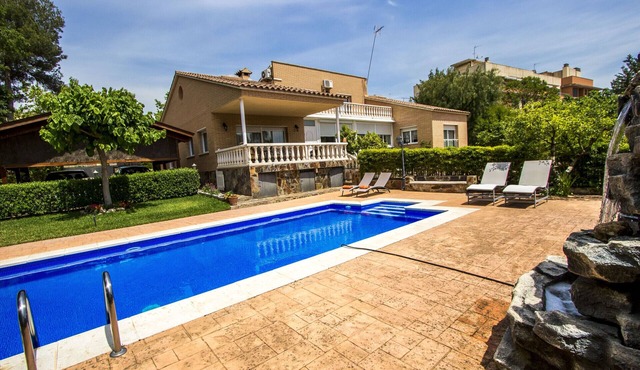 Nature, pool, tennis, 15 minutes to Barcelona!