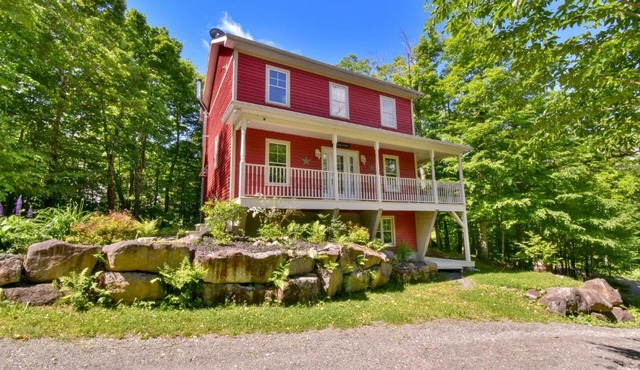 Nature retreat with HOT TUB and lake access & watercraft